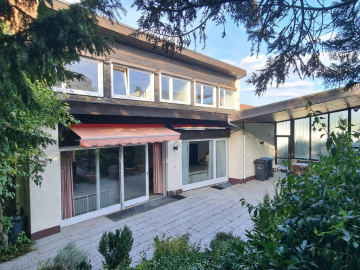 Familienfreundliches Einfamilienhaus mit Einliegerwohnung in attraktiver Aussichtslage von Leonberg, 71229 Leonberg, Haus