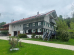 Vielseitiges Haus in Grünenbach – saniert, mit 3 Wohnungen, Ausbaupotenzial & Vermietungschance! - Ansicht Straße