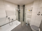 "Familienfreundliche 4-Zimmer-Wohnung mit Terrasse und Gartenanteil" - Badezimmer