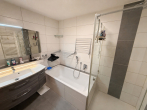 "Familienfreundliche 4-Zimmer-Wohnung mit Terrasse und Gartenanteil" - Badezimmer