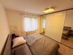 "Familienfreundliche 4-Zimmer-Wohnung mit Terrasse und Gartenanteil" - Schlafzimmer Eltern