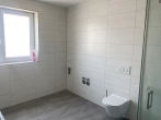 Bad - Teilansicht - Seniorengerechte, große, neuwertige 2,5-Zi.-Maisonette in Krumbach – mit Aufzug u. TG-Stellplatz