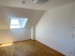 Schlafen - Seniorengerechte, große, neuwertige 2,5-Zi.-Maisonette in Krumbach – mit Aufzug u. TG-Stellplatz