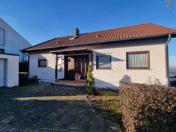 „Familienfreundliches Einfamilienhaus mit ELW in Aussichtslage von Gemmrigheim“, 74376 Gemmrigheim, Haus