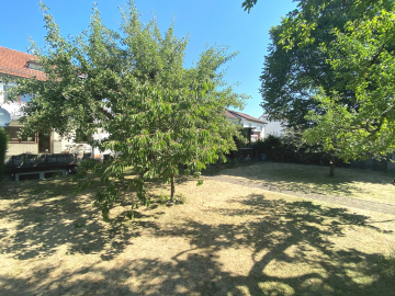 Neu-Ulm: Modernisiertes Mehrfamilienhaus (DHH) mit idyllischem Garten in Donau-Nähe, 89231 Neu-Ulm / Offenhausen, Mehrfamilienhaus