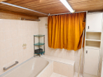 „Charmante Doppelhaushälfte mit großem Grundstück und Entwicklungsmöglichkeiten“ - Badezimmer