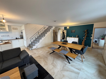 „Stil trifft auf Komfort – Neuwertige 4,5-Zi.-DG-Galerie-Maisonette in Herrenberg-Affstätt“, 71083 Herrenberg / Affstätt, Maisonettewohnung