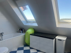 "Vielseitiges, kernsaniertes Zweifamilienhaus mit Bonushäuschen u. Garten in Reutlingen-Mittelstadt" - Bad DG