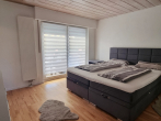 "Modernes 2-FH in Reutlingen mit großem Grundstück, Winterbalkon, 2 Garagen & Vermietungspotenzial" - Schlafen EG