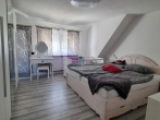 "Modernes 2-FH in Reutlingen mit großem Grundstück, Winterbalkon, 2 Garagen & Vermietungspotenzial" - Schlafen DG