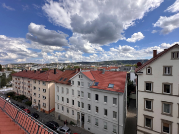 OFFENE BESICHTIGUNG – Samstag, 19.09. | 12:00–14:00 Uhr „Charmantes Wohnen über den Dächern von Stuttgart-West – Nähe Hölderlinplatz“, 70176 Stuttgart, Dachgeschosswohnung